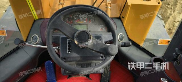 駕駛室操作臺(tái)(整機(jī)外觀及大件) 駕駛室操作臺(tái)(整機(jī)外觀及大件)