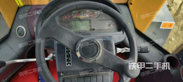 駕駛室工作臺(tái)(整機(jī)外觀及大件) 駕駛室工作臺(tái)(整機(jī)外觀及大件)