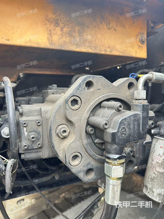 液壓泵艙室正面整體（整機(jī)外觀）