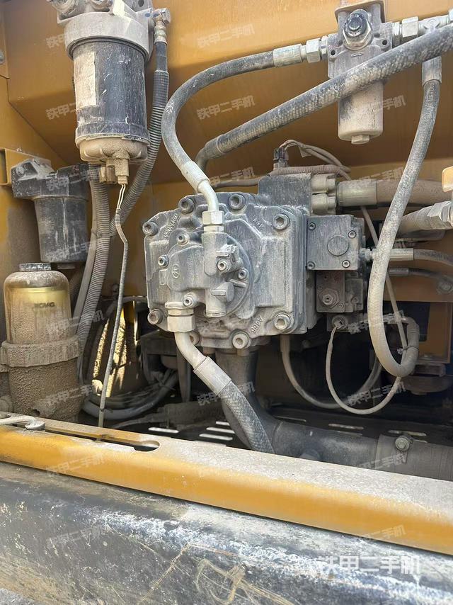 液压泵舱室正面整体（整机外观）