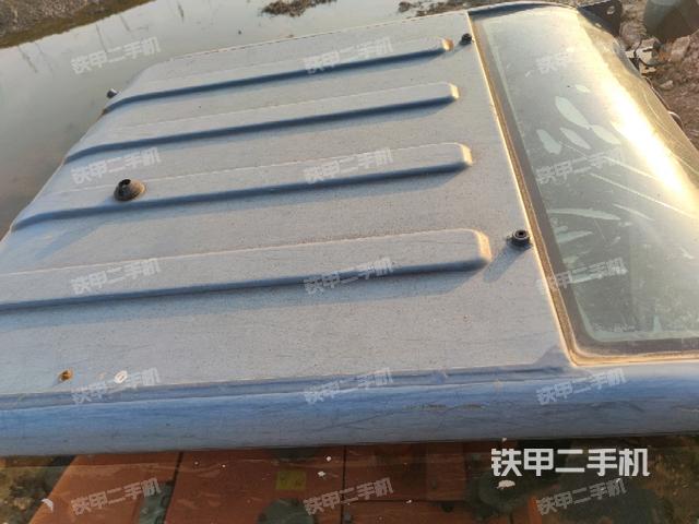 駕駛室頂部(整機(jī)外觀) 駕駛室頂部(整機(jī)外觀)