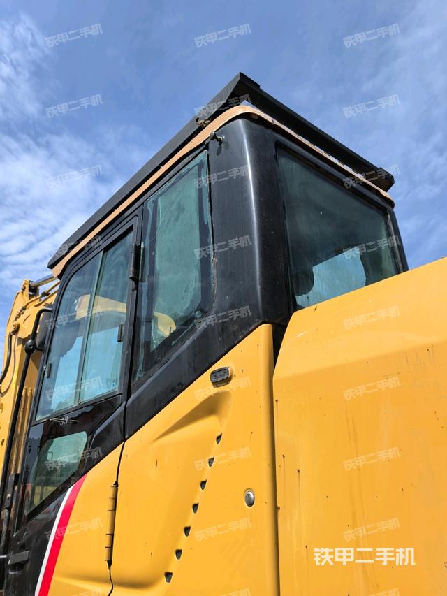 行走控制手柄和踏板?俯拍（駕駛室部分）