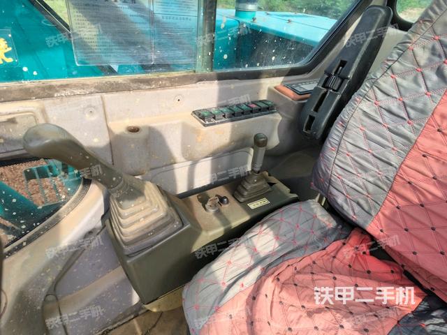 座椅右側(cè)控制臺/鑰匙門/油門/含右手柄(駕駛室部分) 座椅右側(cè)控制臺/鑰匙門/油門/含右手柄(駕駛室部分)
