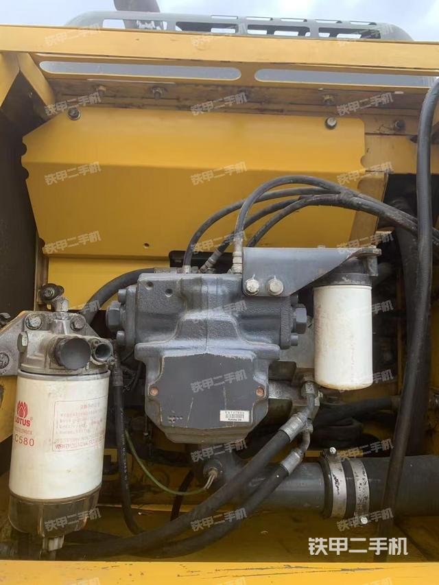 液压泵舱室正面整体(整机外观) 液压泵舱室正面整体(整机外观)