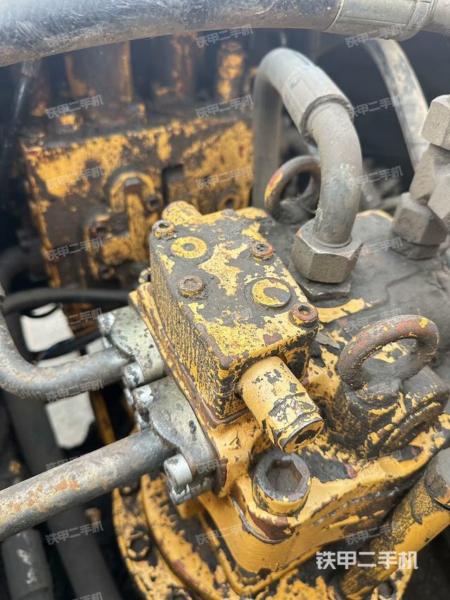 回轉(zhuǎn)馬達(dá)和主控閥（整機(jī)外觀）