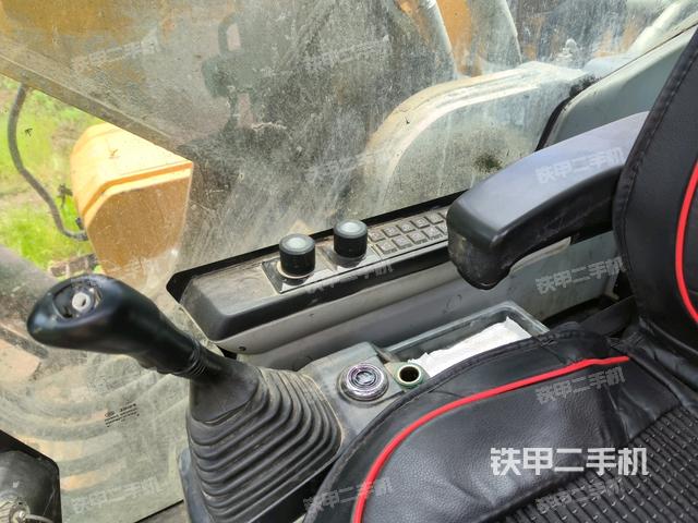 座椅右側(cè)控制臺/鑰匙門/油門/含右手柄（駕駛室部分）