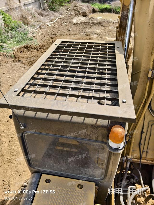 駕駛室頂部(整機(jī)外觀) 駕駛室頂部(整機(jī)外觀)