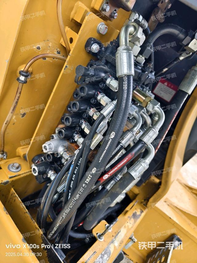 回轉(zhuǎn)馬達(dá)和主控閥（整機(jī)外觀）