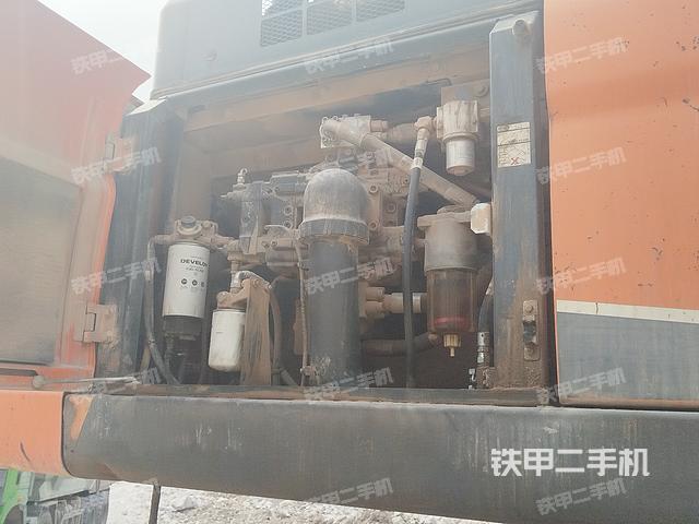 液壓泵艙室正面整體（整機外觀）