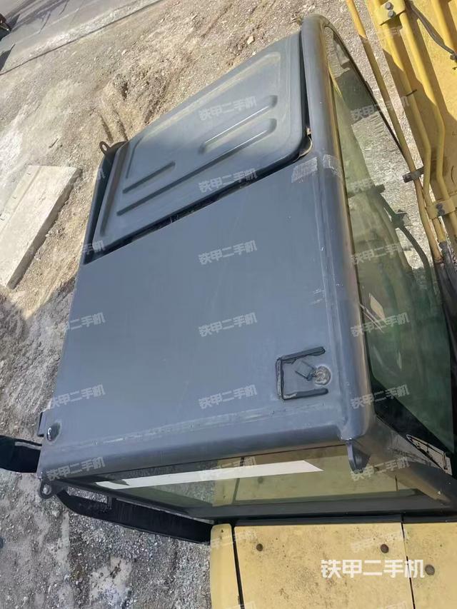 駕駛室頂部(整機(jī)外觀) 駕駛室頂部(整機(jī)外觀)