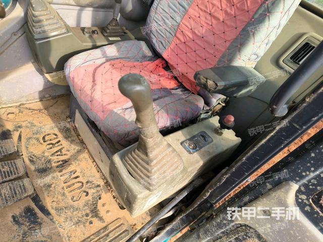 行走控制手柄和踏板?俯拍(駕駛室部分) 行走控制手柄和踏板?俯拍(駕駛室部分)