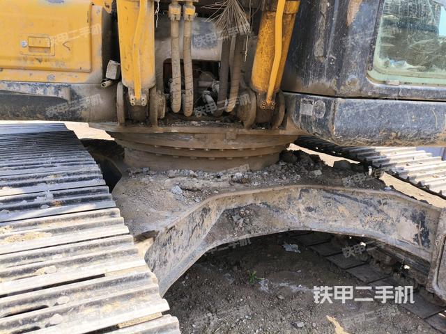 轉(zhuǎn)盤和下車架正前(工作和回轉(zhuǎn)裝置) 轉(zhuǎn)盤和下車架正前(工作和回轉(zhuǎn)裝置)