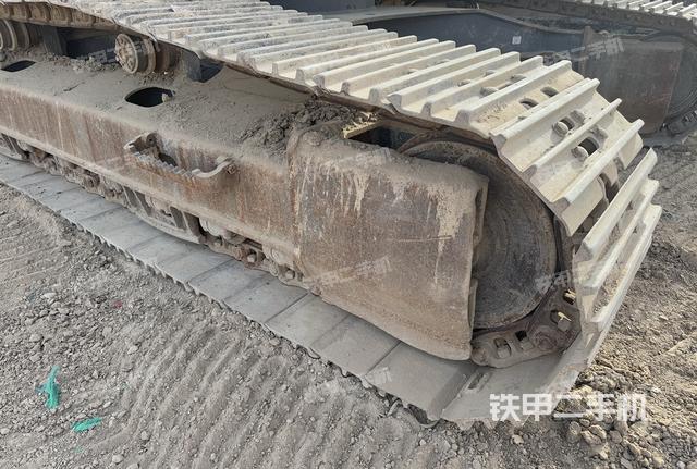 單側(cè)履帶整體(整機(jī)外觀) 單側(cè)履帶整體(整機(jī)外觀)