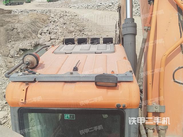 駕駛室頂部（整機外觀）