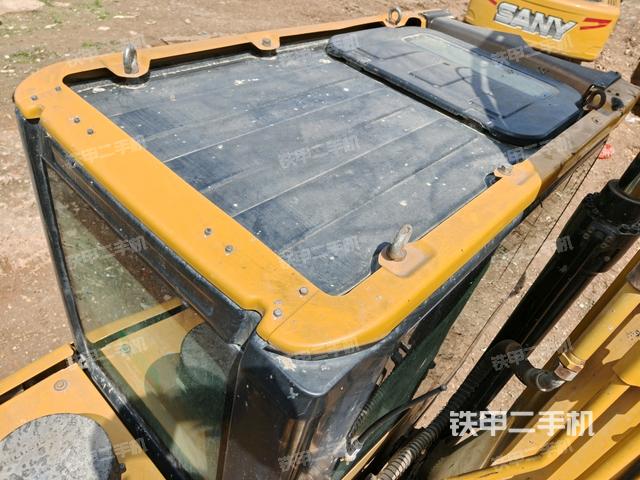 駕駛室頂部(整機(jī)外觀) 駕駛室頂部(整機(jī)外觀)