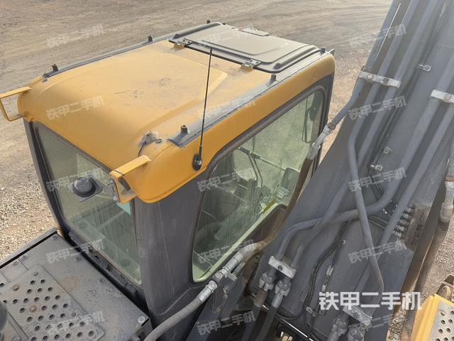 駕駛室頂部(整機(jī)外觀) 駕駛室頂部(整機(jī)外觀)