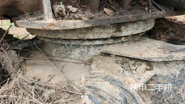 轉(zhuǎn)盤(pán)和下車架正前（工作和回轉(zhuǎn)裝置）