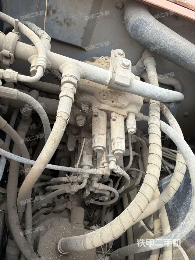 回轉(zhuǎn)馬達(dá)和主控閥(整機(jī)外觀) 回轉(zhuǎn)馬達(dá)和主控閥(整機(jī)外觀)