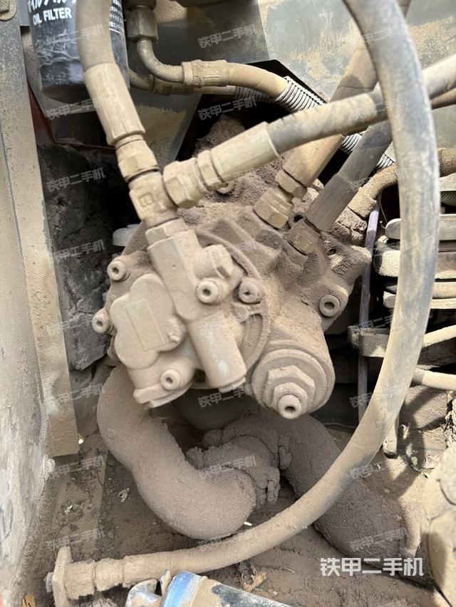 液壓泵艙室正面整體(整機(jī)外觀) 液壓泵艙室正面整體(整機(jī)外觀)