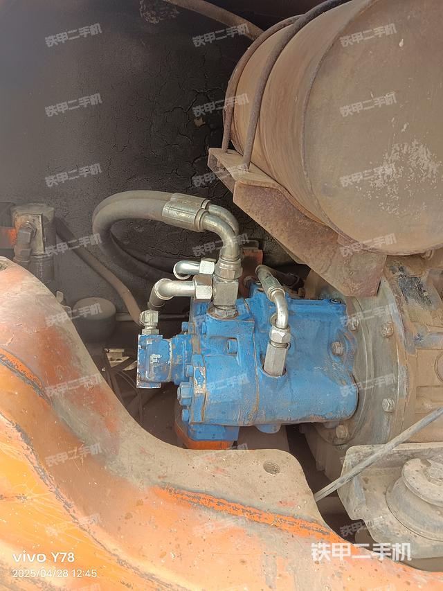 液压泵舱室正面整体（整机外观）