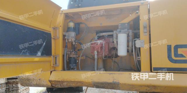 液壓泵艙室正面整體(整機外觀) 液壓泵艙室正面整體(整機外觀)
