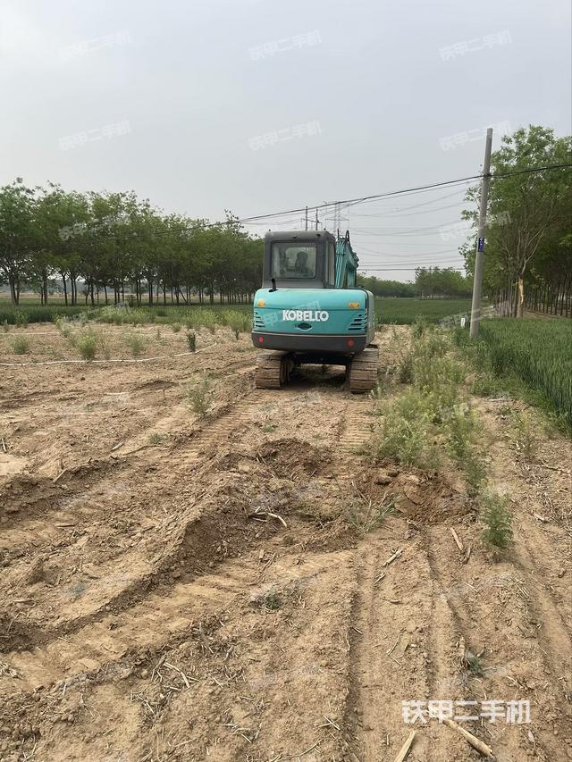 單側(cè)履帶整體(整機(jī)外觀) 單側(cè)履帶整體(整機(jī)外觀)