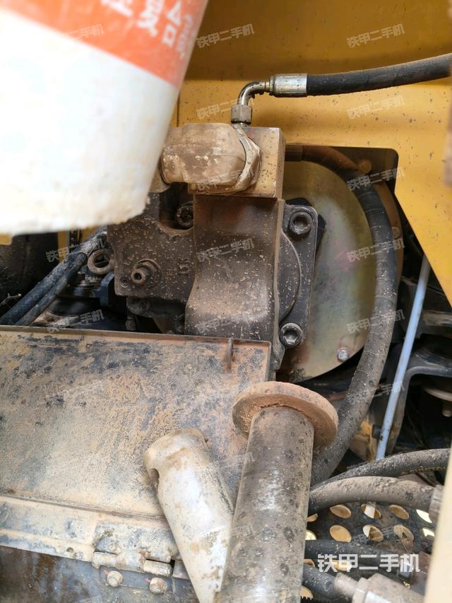 液壓泵艙室正面整體(整機(jī)外觀) 液壓泵艙室正面整體(整機(jī)外觀)