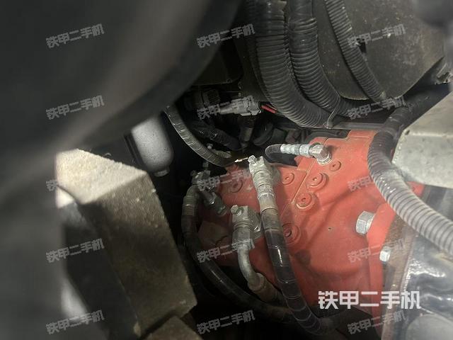 液壓泵艙室正面整體(整機外觀) 液壓泵艙室正面整體(整機外觀)
