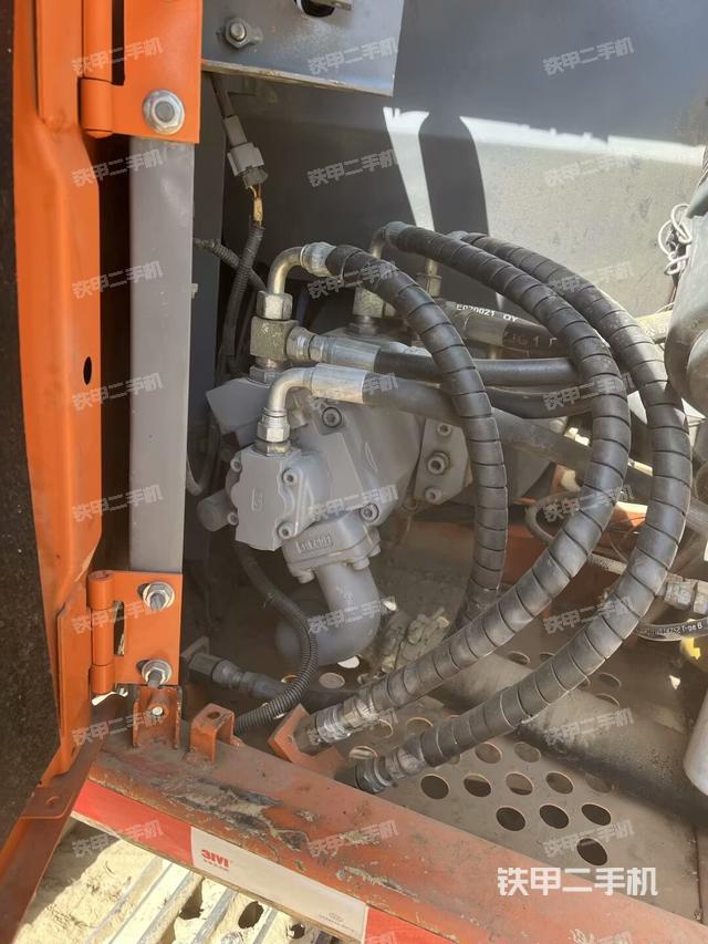 液壓泵艙室正面整體（整機(jī)外觀）