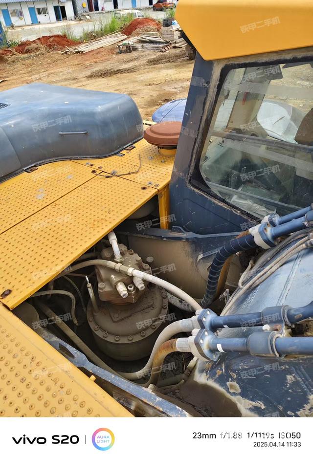 回轉(zhuǎn)馬達(dá)和主控閥（整機(jī)外觀）