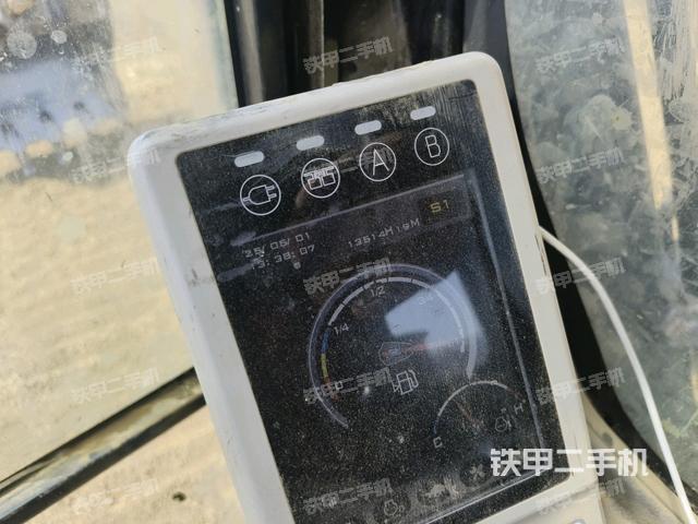 行走控制手柄和踏板?俯拍（駕駛室部分）