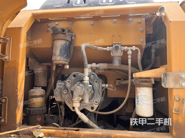 液壓泵艙室正面整體（整機外觀）