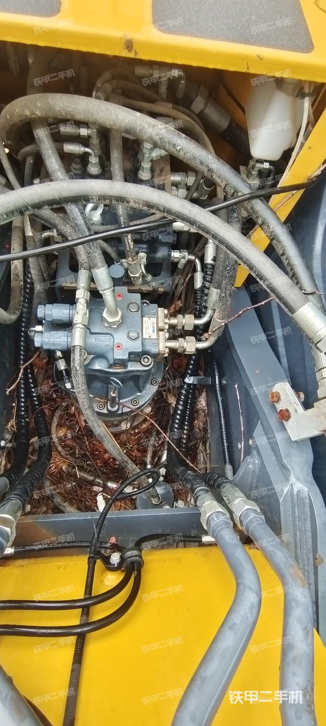 回转马达和主控阀（整机外观）