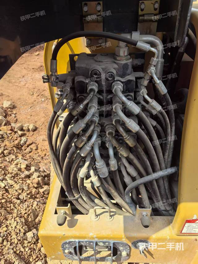 回轉(zhuǎn)馬達(dá)和主控閥（整機(jī)外觀）