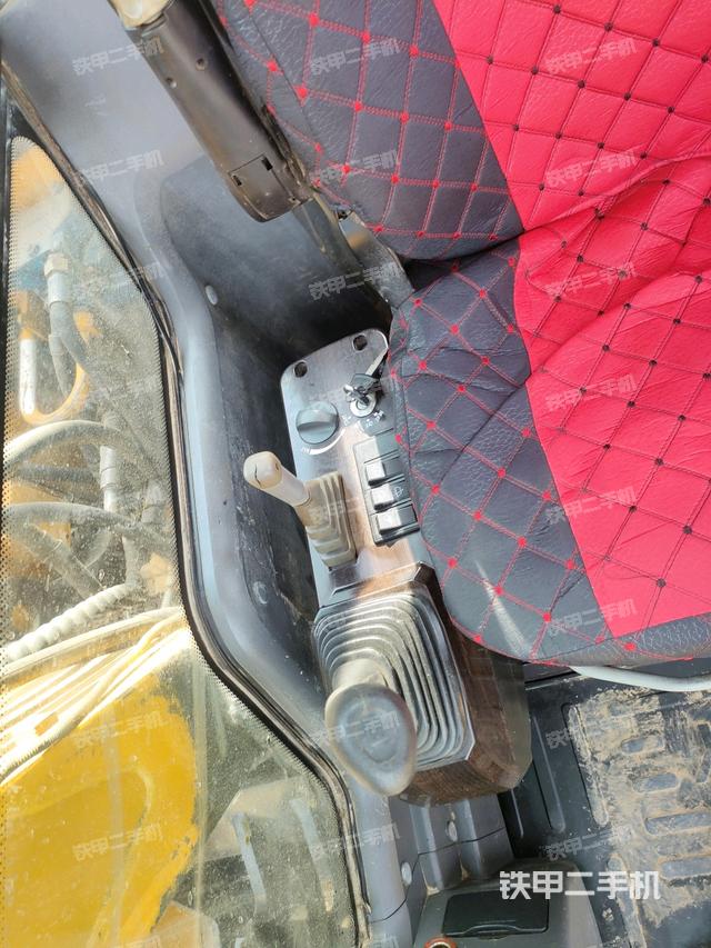 座椅右側(cè)控制臺/鑰匙門/油門/含右手柄（駕駛室部分）