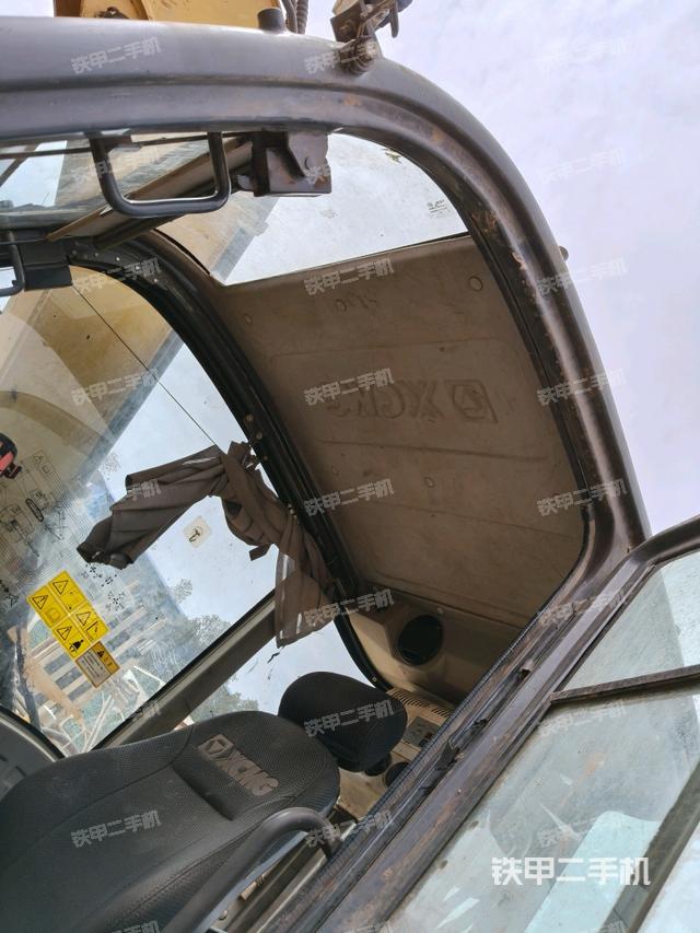 駕駛室頂部(整機(jī)外觀) 駕駛室頂部(整機(jī)外觀)