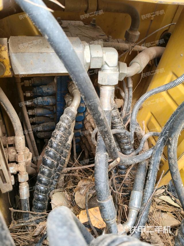 回轉(zhuǎn)馬達(dá)和主控閥(整機(jī)外觀) 回轉(zhuǎn)馬達(dá)和主控閥(整機(jī)外觀)