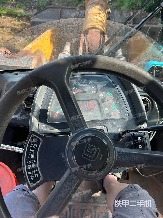 駕駛室工作臺(tái)(整機(jī)外觀及大件) 駕駛室工作臺(tái)(整機(jī)外觀及大件)