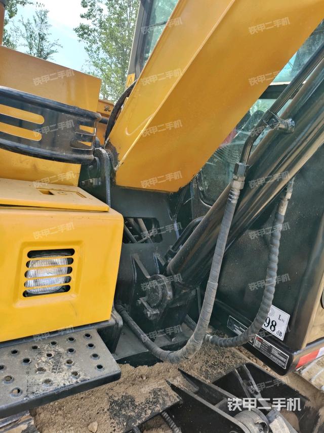 大臂根部?斜（工作和回轉(zhuǎn)裝置）