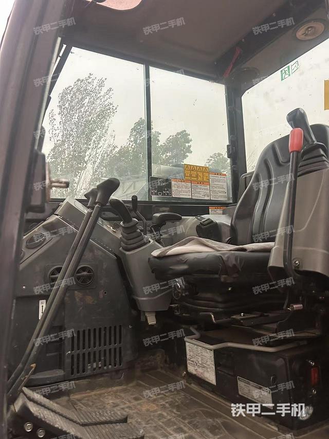 駕駛室整體(整機外觀) 駕駛室整體(整機外觀)