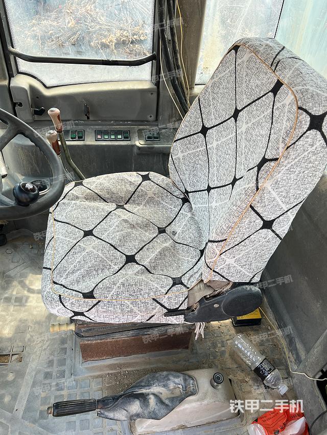 駕駛室操作臺(tái)(整機(jī)外觀(guān)及大件) 駕駛室操作臺(tái)(整機(jī)外觀(guān)及大件)