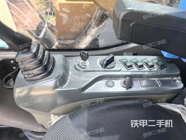 座椅右側(cè)控制臺(tái)/鑰匙門(mén)/油門(mén)/含右手柄(駕駛室部分) 座椅右側(cè)控制臺(tái)/鑰匙門(mén)/油門(mén)/含右手柄(駕駛室部分)