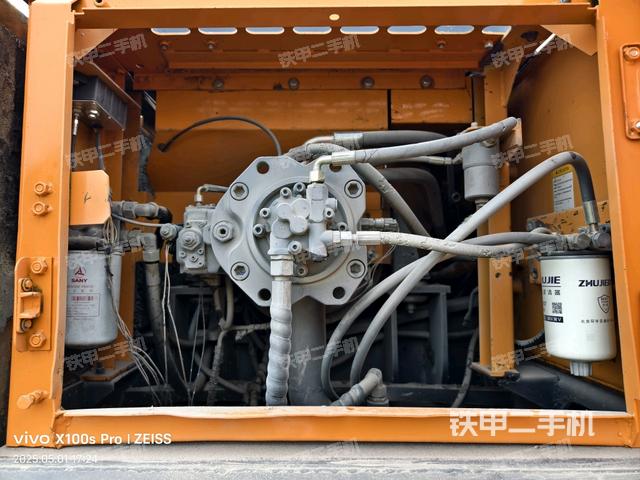液壓泵艙室正面整體(整機外觀) 液壓泵艙室正面整體(整機外觀)