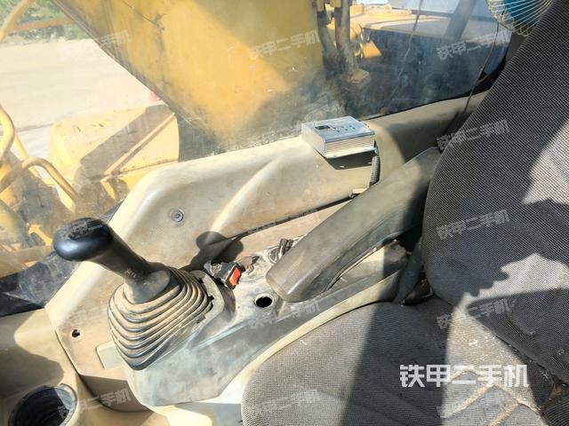 駕駛室整體(整機(jī)外觀) 駕駛室整體(整機(jī)外觀)