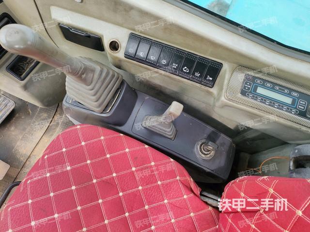 座椅右側(cè)控制臺(tái)/鑰匙門(mén)/油門(mén)/含右手柄（駕駛室部分）