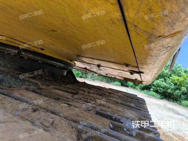 轉(zhuǎn)盤(pán)和下車架正前(工作和回轉(zhuǎn)裝置) 轉(zhuǎn)盤(pán)和下車架正前(工作和回轉(zhuǎn)裝置)