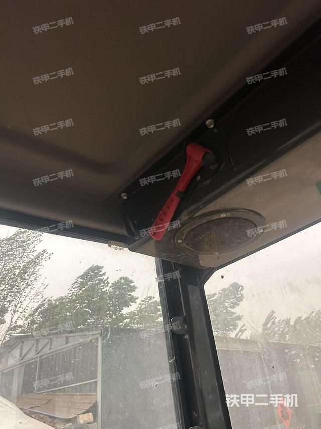 駕駛室頂部(整機外觀) 駕駛室頂部(整機外觀)