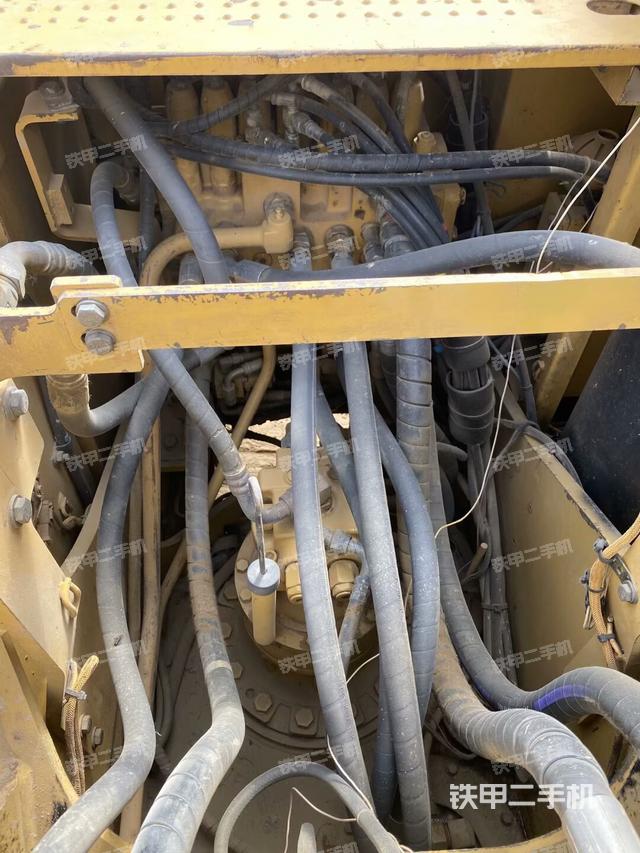 回轉馬達和主控閥(整機外觀) 回轉馬達和主控閥(整機外觀)