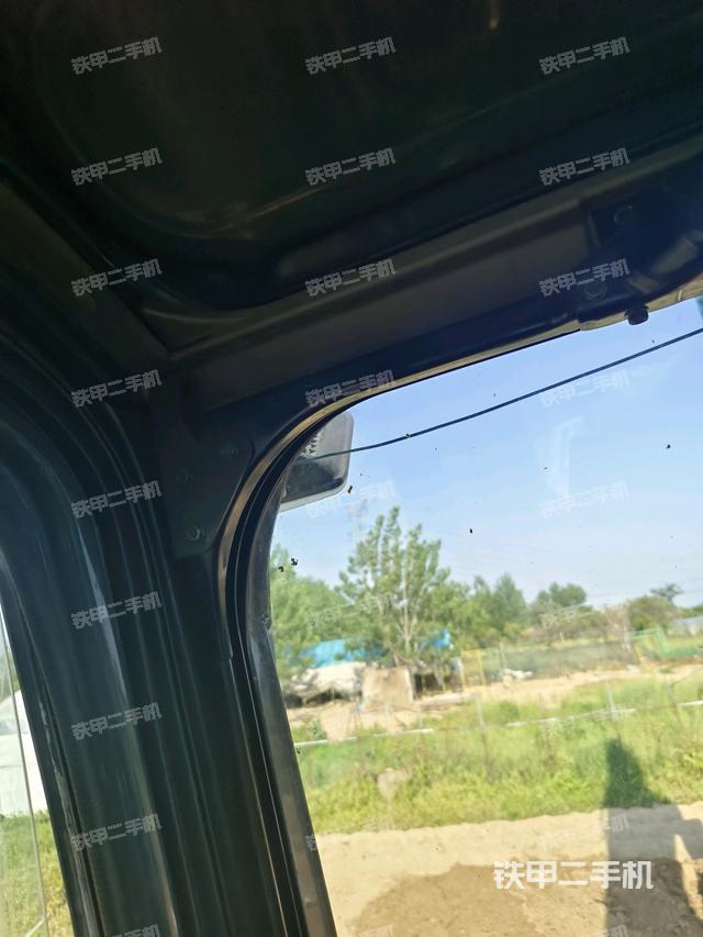 行走控制手柄和踏板?俯拍（駕駛室部分）