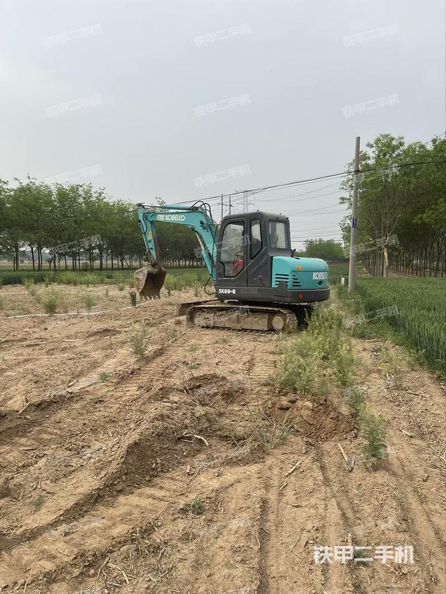 駕駛室整體(整機(jī)外觀) 駕駛室整體(整機(jī)外觀)